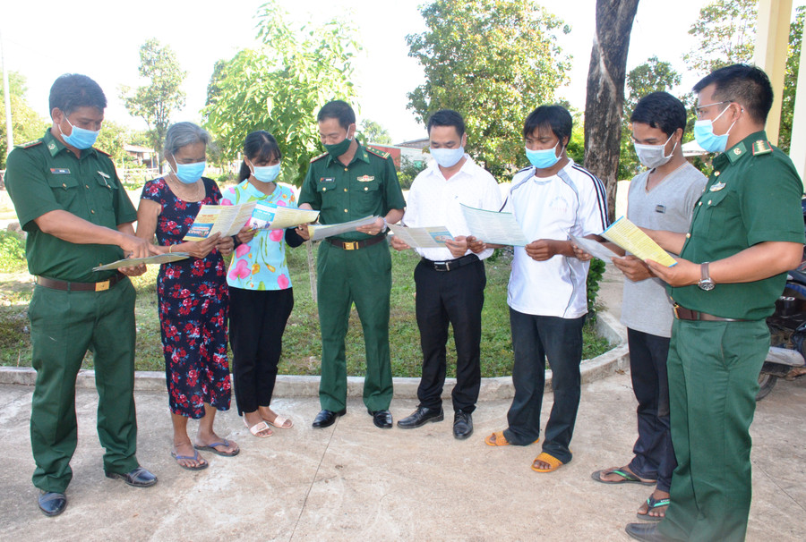 Già Ksor H' Lâm (thứ 2 từ trái sang) trao đổi với lực lượng chức năng về tuần tra bảo vệ biên giới. Ảnh: TT Già Ksor H' Lâm (thứ 2 từ trái sang) trao đổi với lực lượng chức năng về tuần tra bảo vệ biên giới. Ảnh: TT