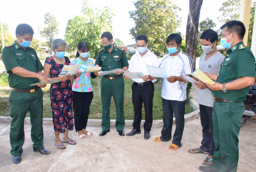 Già Ksor H' Lâm (thứ 2 từ trái sang) trao đổi với lực lượng chức năng về tuần tra bảo vệ biên giới. Ảnh: TT