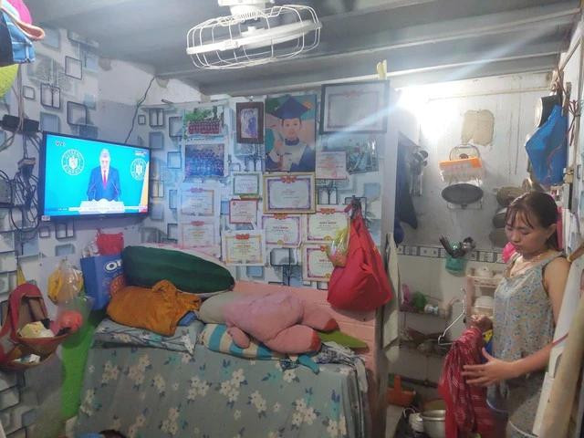 Vách ngăn phòng trọ của chị Thắm dán kín giấy khen của các con