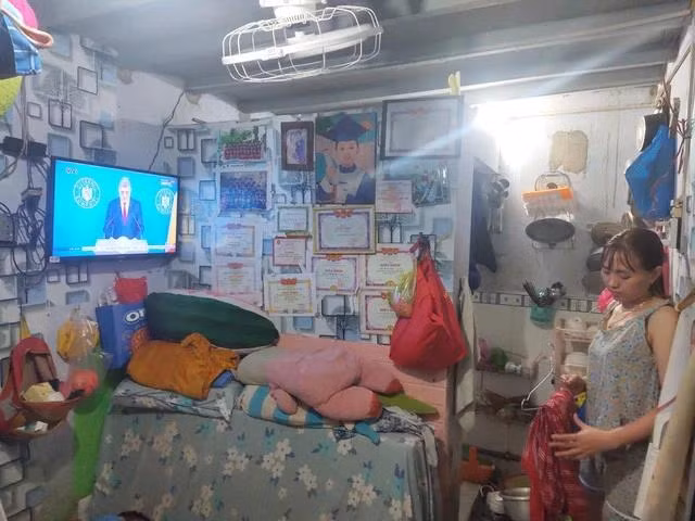 Vách ngăn phòng trọ của chị Thắm dán kín giấy khen của các con