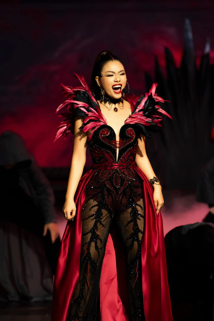 Sau mỗi tập công diễn, Phương Vy thường bị “đội sổ”. Điều này khiến nữ ca sĩ không được chọn bài hát yêu thích, đúng với sở trường. Tuy gặp bất lợi nhưng bà mẹ một con lại thích cảm giác bị thử thách. “Càng khó khăn, tôi càng muốn chinh phục. Vì cứ qua mỗi vòng công diễn, tôi lại thấy mình được tôi luyện vững vàng hơn”, cô chia sẻ Sau mỗi tập công diễn, Phương Vy thường bị “đội sổ”. Điều này khiến nữ ca sĩ không được chọn bài hát yêu thích, đúng với sở trường. Tuy gặp bất lợi nhưng bà mẹ một con lại thích cảm giác bị thử thách. “Càng khó khăn, tôi càng muốn chinh phục. Vì cứ qua mỗi vòng công diễn, tôi lại thấy mình được tôi luyện vững vàng hơn”, cô chia sẻ