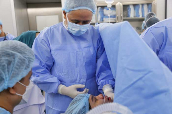 Ê-kíp mổ theo dõi diễn biến sức khỏe thai phụ từng phút, từng giây. Ê-kíp mổ theo dõi diễn biến sức khỏe thai phụ từng phút, từng giây.