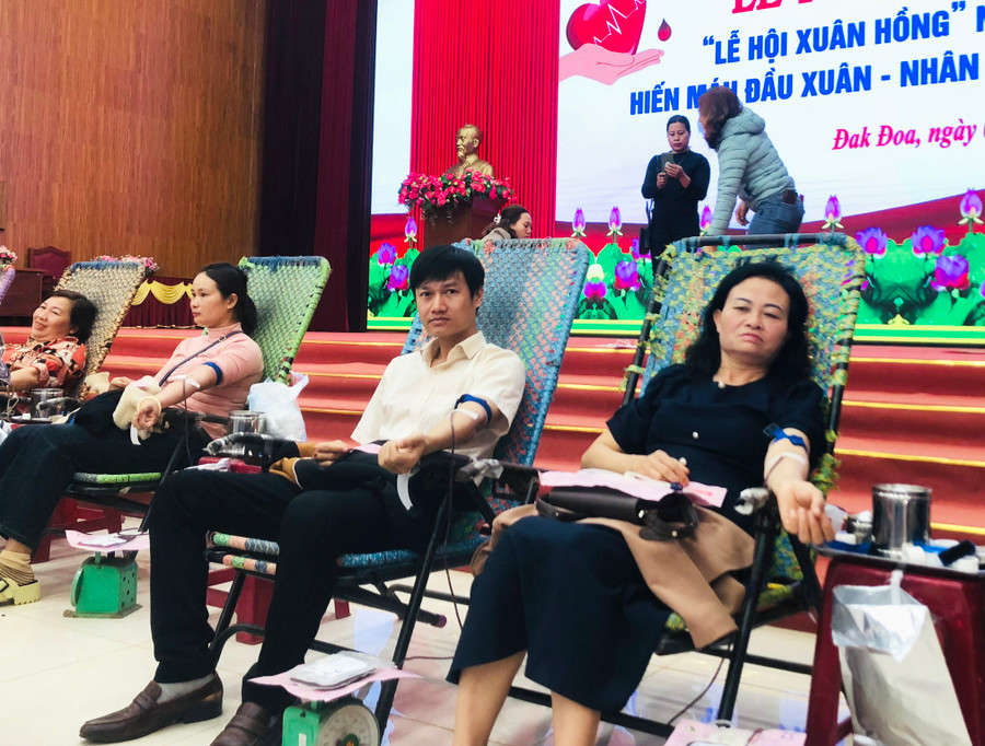 Đông đảo người dân huyện Đak Đoa tham gia hiến máu tình nguyện hưởng ứng lễ hội Xuân hồng năm 2024. Ảnh: H.N Đông đảo người dân huyện Đak Đoa tham gia hiến máu tình nguyện hưởng ứng lễ hội Xuân hồng năm 2024. Ảnh: H.N