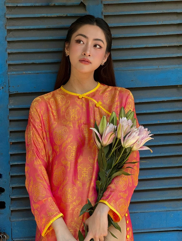 Cô cũng có vai diễn điện ảnh đầu tay có tên "Chiếm đoạt" Cô cũng có vai diễn điện ảnh đầu tay có tên "Chiếm đoạt"