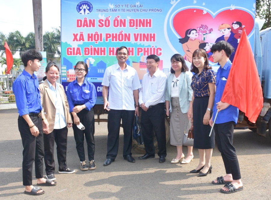 Lãnh đạo Sở Y tế và Chi cục Dân số-KHHGĐ tỉnh cùng cán bộ dân số, đoàn viên thanh niên huyện Chư Prông tham dự lễ phát động Chiến dịch chăm sóc sức khỏe sinh sản. Lãnh đạo Sở Y tế và Chi cục Dân số-KHHGĐ tỉnh cùng cán bộ dân số, đoàn viên thanh niên huyện Chư Prông tham dự lễ phát động Chiến dịch chăm sóc sức khỏe sinh sản.