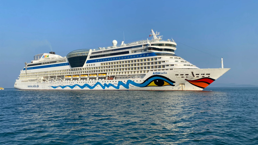 Tàu AIDAbella neo đậu tại vùng biển Dương Đông, cách bờ khoảng 3 km Tàu AIDAbella neo đậu tại vùng biển Dương Đông, cách bờ khoảng 3 km