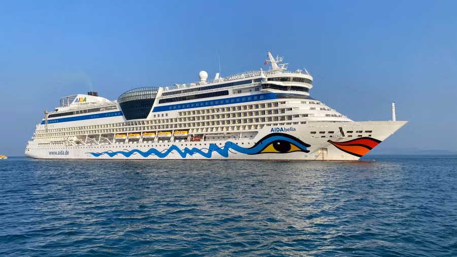 Tàu AIDAbella neo đậu tại vùng biển Dương Đông, cách bờ khoảng 3 km
