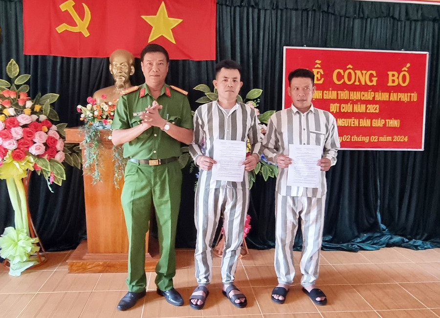 Lãnh đạo Trại giam Gia Trung trao quyết định giảm án cho các phạm nhân. Ảnh: H.P