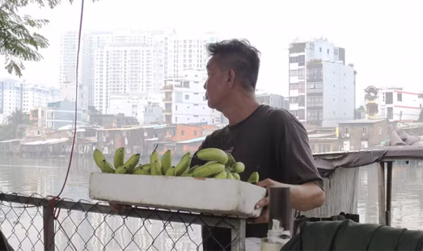 Chồng chị Duyên chuyển trái cây từ đò lên đường bày bán. Chồng chị Duyên chuyển trái cây từ đò lên đường bày bán.