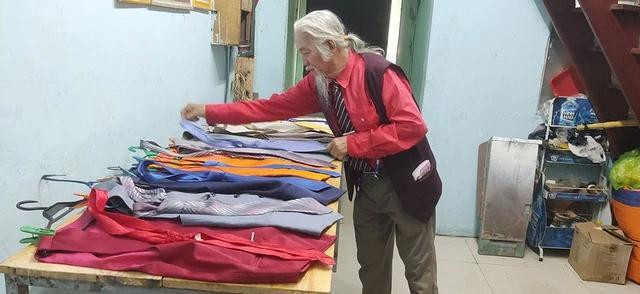 Trang phục bán vé số dạo của ông Thái đủ mặc cho cả tuần Trang phục bán vé số dạo của ông Thái đủ mặc cho cả tuần