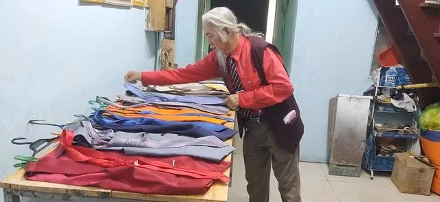 Trang phục bán vé số dạo của ông Thái đủ mặc cho cả tuần