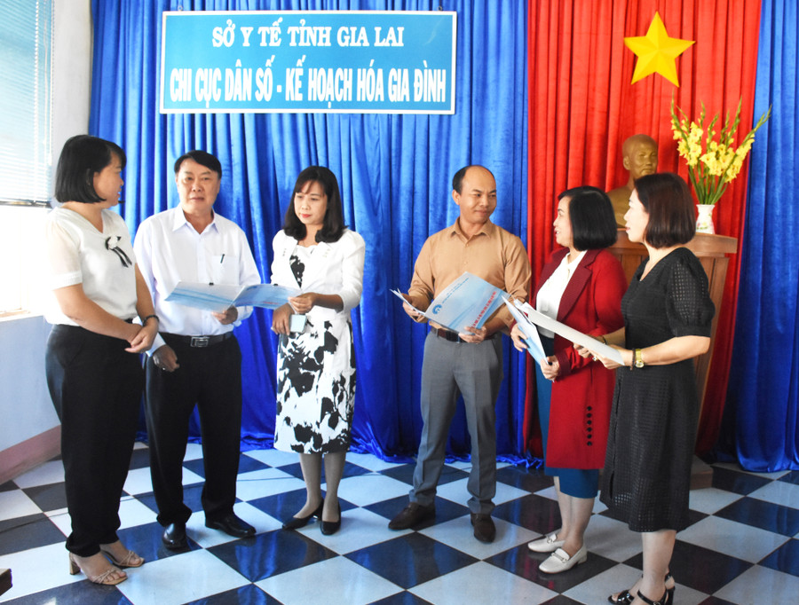 Ông Vương Nhật (thứ 2 từ trái sang)-Chi cục trưởng Chi cục Dân số- KHHGĐ trao đổi với cán bộ dân số về đẩy mạnh công tác truyền thông về tư vấn và khám sức khỏe tiền hôn nhân. Ông Vương Nhật (thứ 2 từ trái sang)-Chi cục trưởng Chi cục Dân số- KHHGĐ trao đổi với cán bộ dân số về đẩy mạnh công tác truyền thông về tư vấn và khám sức khỏe tiền hôn nhân.