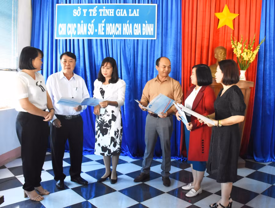 Ông Vương Nhật (thứ 2 từ trái sang)-Chi cục trưởng Chi cục Dân số- KHHGĐ trao đổi với cán bộ dân số về đẩy mạnh công tác truyền thông về tư vấn và khám sức khỏe tiền hôn nhân.