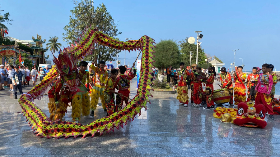 Đội lân sư rồng múa chào du khách Đội lân sư rồng múa chào du khách