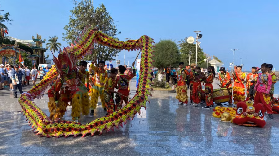 Đội lân sư rồng múa chào du khách