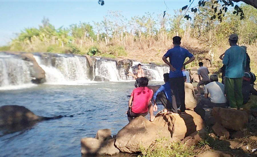 Các lực lượng cố gắng tìm kiếm thi nạn nhân. Ảnh: Huy Bắc Các lực lượng cố gắng tìm kiếm thi nạn nhân. Ảnh: Huy Bắc