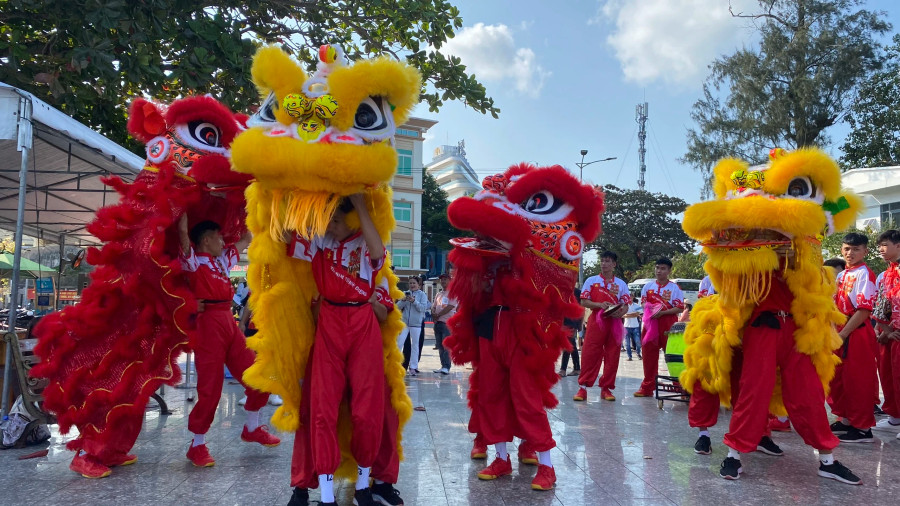 Du khách hào hứng với màn múa lân sư rồng Du khách hào hứng với màn múa lân sư rồng