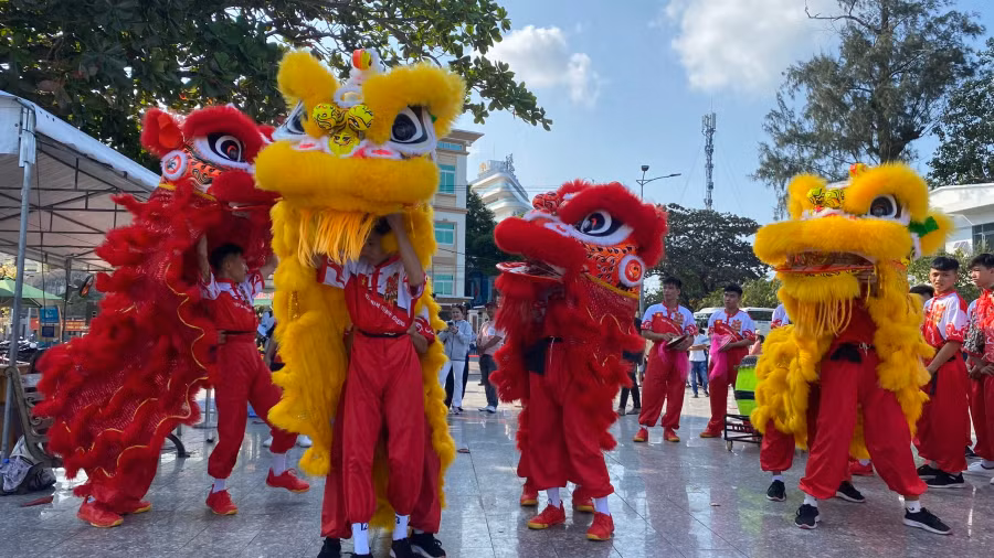 Du khách hào hứng với màn múa lân sư rồng