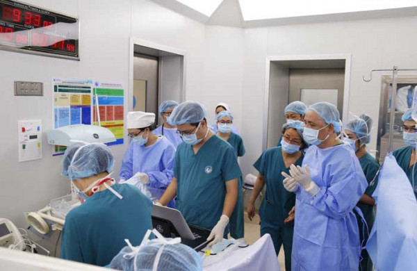 Ê-kíp bác sĩ chuẩn bị cho ca mổ. Ê-kíp bác sĩ chuẩn bị cho ca mổ.