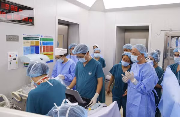 Ê-kíp bác sĩ chuẩn bị cho ca mổ.