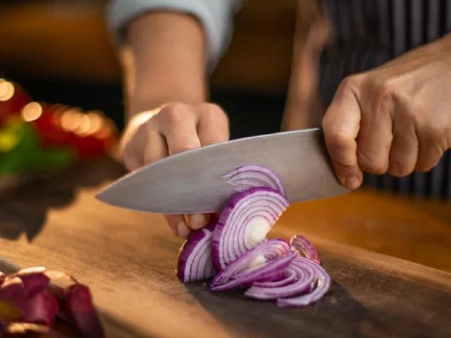 Để ngăn ngừa nguy cơ ngộ độc thực phẩm thì thớt, dao cắt rau củ nên dùng riêng với loại dùng để cắt thịt Để ngăn ngừa nguy cơ ngộ độc thực phẩm thì thớt, dao cắt rau củ nên dùng riêng với loại dùng để cắt thịt