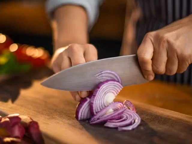 Để ngăn ngừa nguy cơ ngộ độc thực phẩm thì thớt, dao cắt rau củ nên dùng riêng với loại dùng để cắt thịt