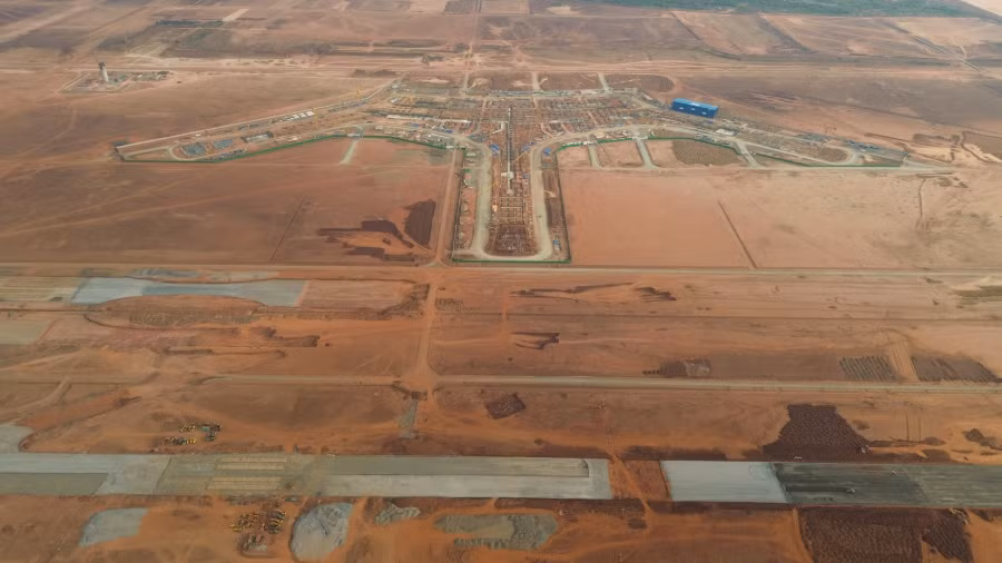 Đường băng cất hạ cánh và nha ga hình hoa sen phía sau