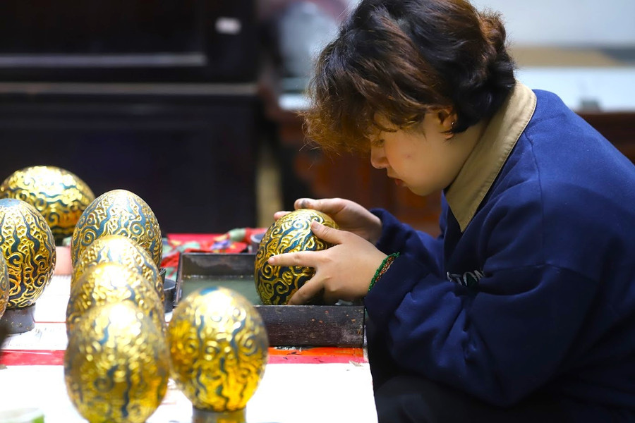 Bạn Thương (sinh viên Trường Đại học Mỹ thuật công nghiệp - đồng tác giả dự án) cho biết, để tạo ra một sản phẩm rồng cần phải trải qua nhiều công đoạn như làm sơn và vẽ chi tiết tốn nhiều thời gian. Bởi vậy đòi hỏi người làm phải rất tỉ mỉ mới cho ra sản phẩm đạt yêu cầu.