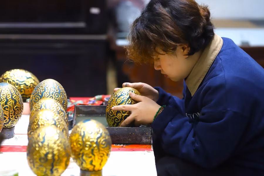 Bạn Thương (sinh viên Trường Đại học Mỹ thuật công nghiệp - đồng tác giả dự án) cho biết, để tạo ra một sản phẩm rồng cần phải trải qua nhiều công đoạn như làm sơn và vẽ chi tiết tốn nhiều thời gian. Bởi vậy đòi hỏi người làm phải rất tỉ mỉ mới cho ra sản phẩm đạt yêu cầu.