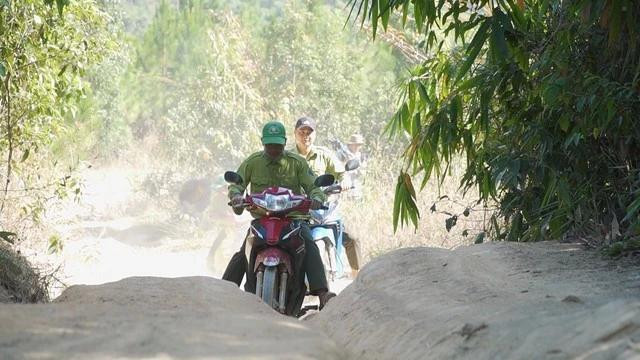 Chỉ mới đến vùng đệm của Vườn Quốc gia Kon Ka Kinh, đường đi đã quá khó khăn, nguy hiểm