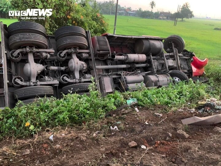 Xe đầu kéo lật nghiêng sau cú tông liên hoàn. Xe đầu kéo lật nghiêng sau cú tông liên hoàn.