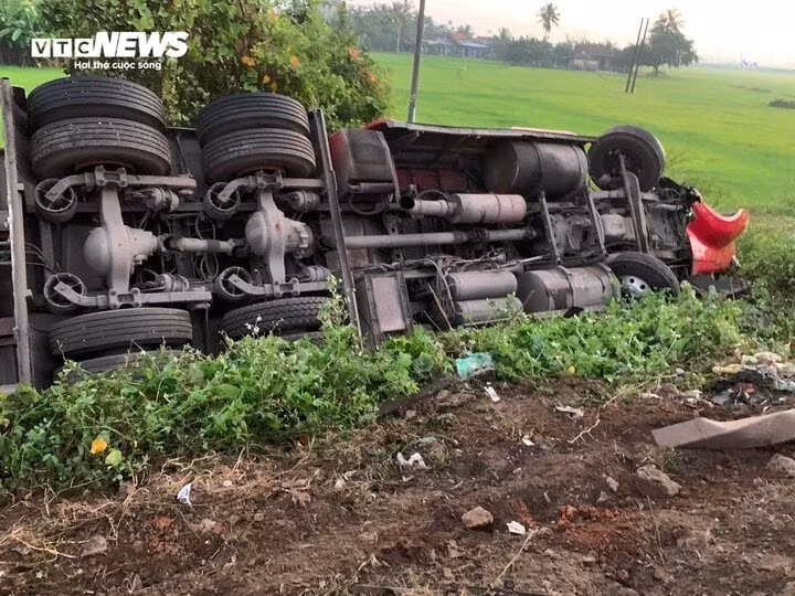 Xe đầu kéo lật nghiêng sau cú tông liên hoàn.