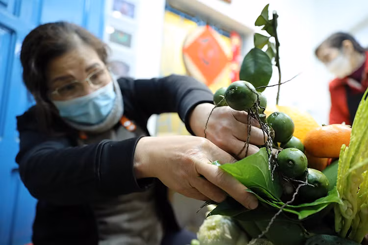 Bày biện mâm ngũ quả mang đậm văn hóa bản địa và thể hiện ước vọng của gia chủ về sự bình yên, hạnh phúc. Ảnh: Lê Phú/Báo Tin Tức