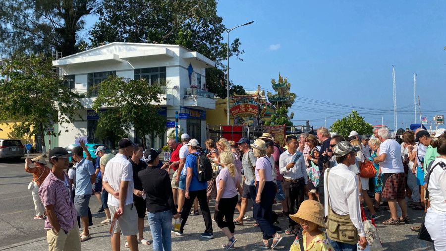 Du khách ra xe, bắt đầu hành trình tham quan đảo Phú Quốc Du khách ra xe, bắt đầu hành trình tham quan đảo Phú Quốc