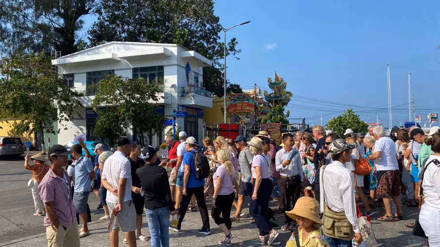 Du khách ra xe, bắt đầu hành trình tham quan đảo Phú Quốc