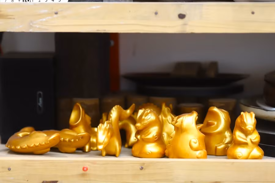 Các phôi rồng nằm trên kệ chờ phối màu.