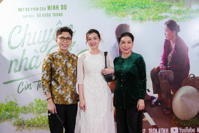 Diễn viên Phương Lan chúc mừng Minh Dự và NSND Kim Xuân Diễn viên Phương Lan chúc mừng Minh Dự và NSND Kim Xuân