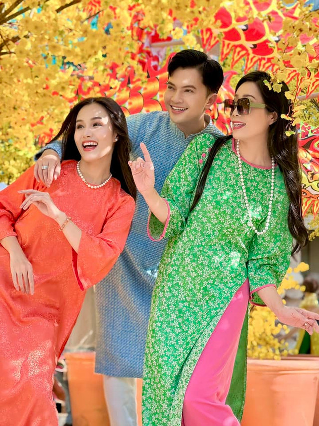 Cô chụp cùng các nghệ sĩ khác Cô chụp cùng các nghệ sĩ khác