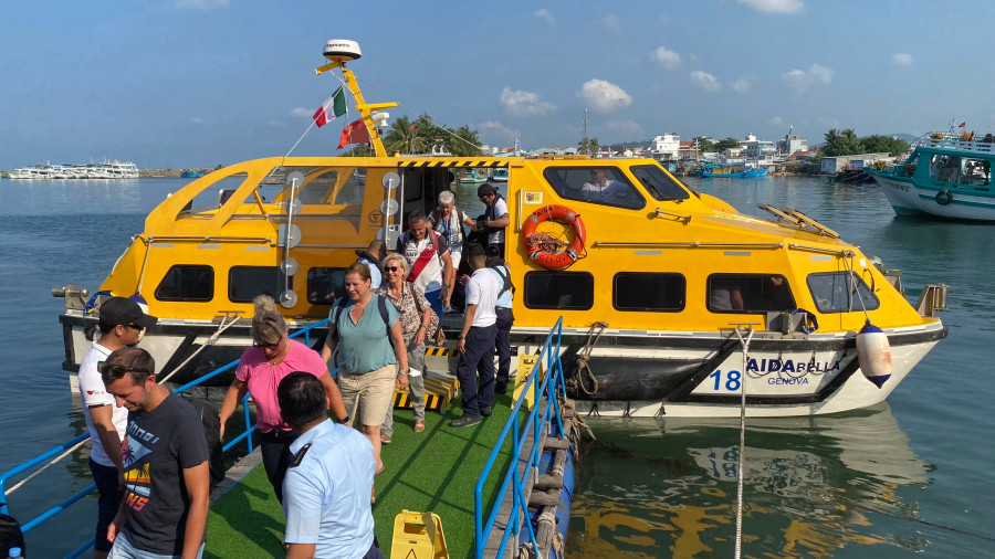 Những khách quốc tế đầu tiên đặt chân lên đảo Phú Quốc vào sáng 30 tết Những khách quốc tế đầu tiên đặt chân lên đảo Phú Quốc vào sáng 30 tết