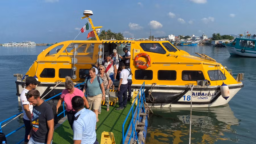 Những khách quốc tế đầu tiên đặt chân lên đảo Phú Quốc vào sáng 30 tết