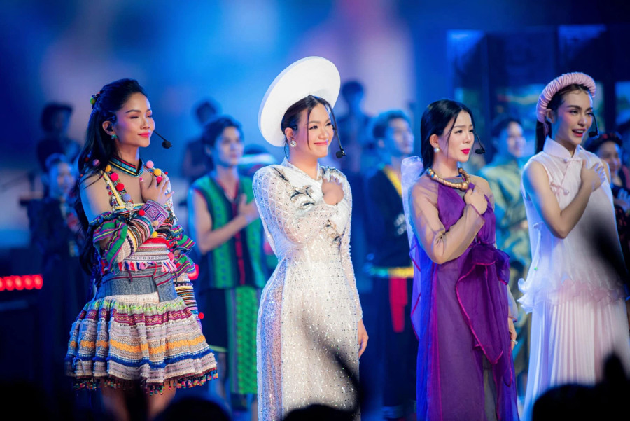 Chia sẻ với chúng tôi về kết quả chung cuộc, Phương Vy vui vì có nhiều kỷ niệm đẹp khiến bản thân nhớ mãi. “Vì đây không phải là gameshow chỉ dựa trên tài năng và giọng hát mà còn nhiều yếu tố khác nữa nên dù không nằm trong nhóm thành đoàn nhưng tôi được nhiều bài học biểu diễn trên sân khấu, đặc biệt là vượt qua sự tự ti của bản thân", cô nói Chia sẻ với chúng tôi về kết quả chung cuộc, Phương Vy vui vì có nhiều kỷ niệm đẹp khiến bản thân nhớ mãi. “Vì đây không phải là gameshow chỉ dựa trên tài năng và giọng hát mà còn nhiều yếu tố khác nữa nên dù không nằm trong nhóm thành đoàn nhưng tôi được nhiều bài học biểu diễn trên sân khấu, đặc biệt là vượt qua sự tự ti của bản thân", cô nói