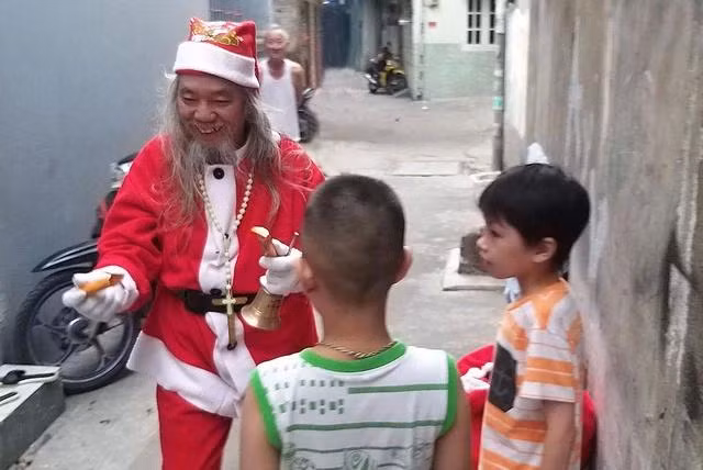 “Ông già Noel” Đoàn Văn Thái phát quà cho trẻ em trong một số khu dân cư tại TP.HCM