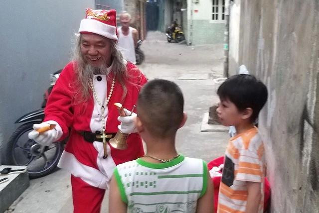 “Ông già Noel” Đoàn Văn Thái phát quà cho trẻ em trong một số khu dân cư tại TP.HCM “Ông già Noel” Đoàn Văn Thái phát quà cho trẻ em trong một số khu dân cư tại TP.HCM