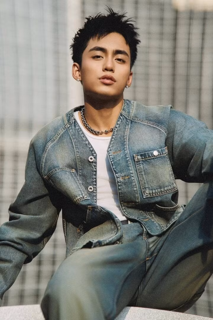 Sau 2 năm ra mắt, Mono hiện đã là một trong số nghệ sĩ trẻ nổi tiếng nhất hiện nay. Chàng ca sĩ sinh năm 2000 đã dần chứng tỏ được thực lực, tư duy âm nhạc hiện đại. Bằng chứng là sản phẩm âm nhạc Waiting For You của anh trở thành hiện tượng dịp cuối năm 2022, giúp nam ca sĩ gốc Thái Bình rinh về vô số giải thưởng, cột mốc trong âm nhạc. Cuối năm 2023, Mono tiếp tục "gây bão" với ca khúc Em xinh. Sản phẩm này nhanh chóng trở thành xu hướng trên các nền tảng mạng xã hội. Với những gì đang có, em trai Sơn Tùng M-TP hứa hẹn sẽ tiếp tục bùng nổ trong năm tới.