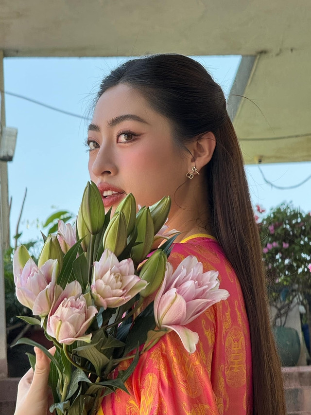 Hoa hậu Lương Thùy Linh cũng khoe sắc với áo dài Hoa hậu Lương Thùy Linh cũng khoe sắc với áo dài