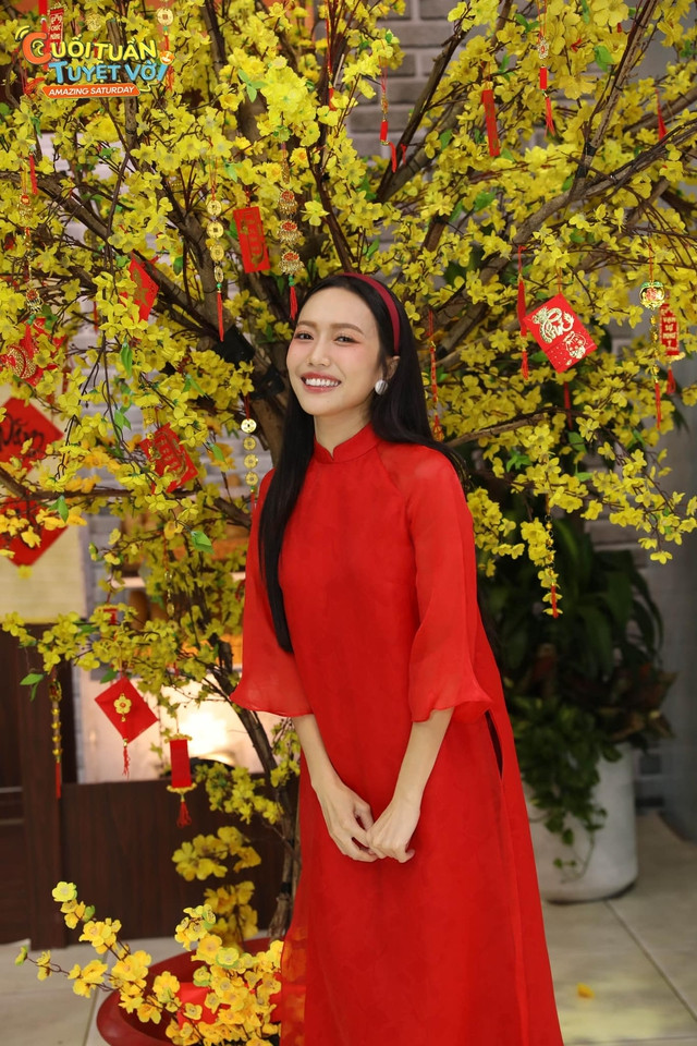 Diệu Nhi rạng ngời với áo dài đỏ trong chương trình "Cuối tuần tuyệt vời" Diệu Nhi rạng ngời với áo dài đỏ trong chương trình "Cuối tuần tuyệt vời"