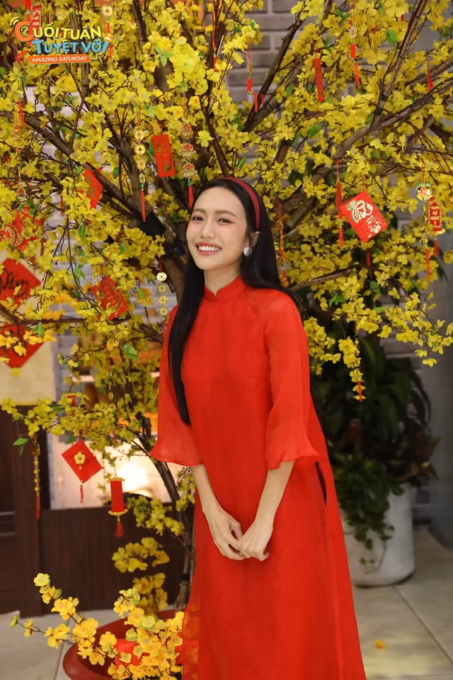 Diệu Nhi rạng ngời với áo dài đỏ trong chương trình "Cuối tuần tuyệt vời"