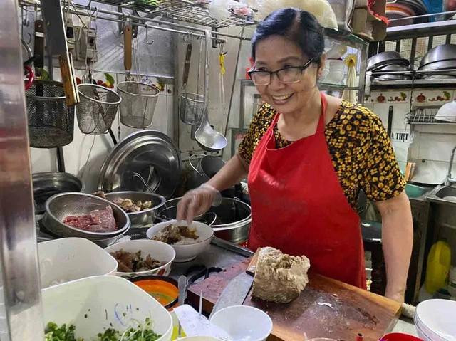 Chị Mai Hà Trà Dung đứng bếp ở quán phở Thái Hưng, lúc nào cũng thường trực nụ cười tươi yêu đời