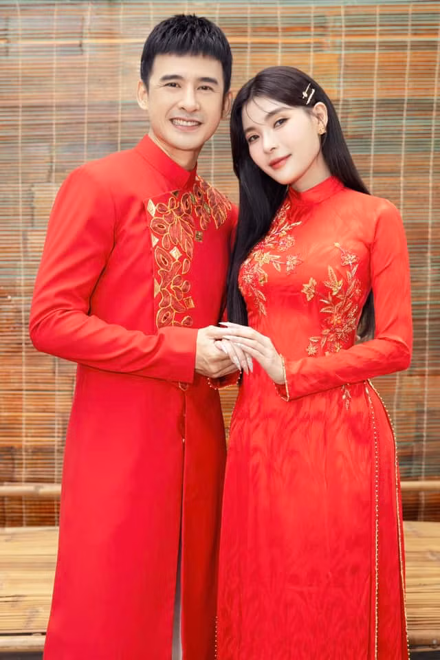 Vợ chồng Lương Thế Thành - Thúy Diễm có một năm 2023 tất bận, rạng rỡ đón chào Xuân Giáp Thìn