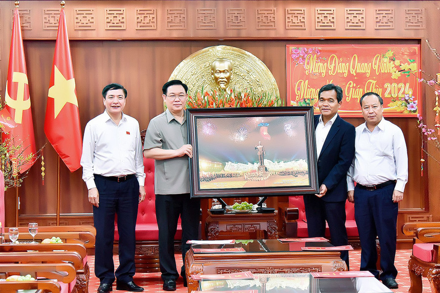 Lãnh đạo tỉnh tặng quà lưu niệm cho Ủy viên Bộ Chính trị, Chủ tịch Quốc hội Vương Đình Huệ. Ảnh: Đ.T Lãnh đạo tỉnh tặng quà lưu niệm cho Ủy viên Bộ Chính trị, Chủ tịch Quốc hội Vương Đình Huệ. Ảnh: Đ.T